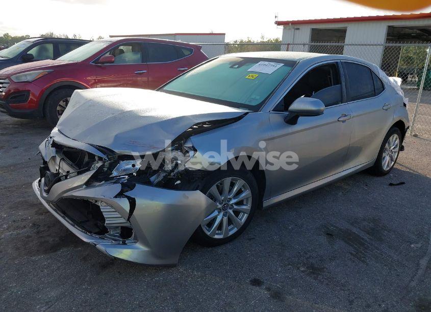 Photo 2 of 2018 Toyota Camry LE (VIN 4T1B11HK9JU101481)