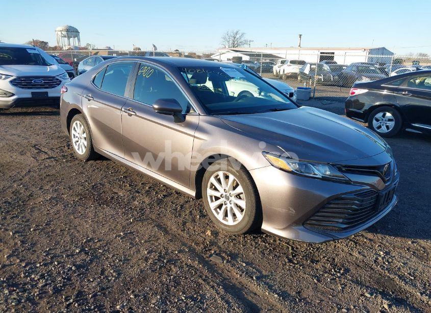 2018 Toyota Camry LE (VIN 4T1B11HK9JU119186) main photo