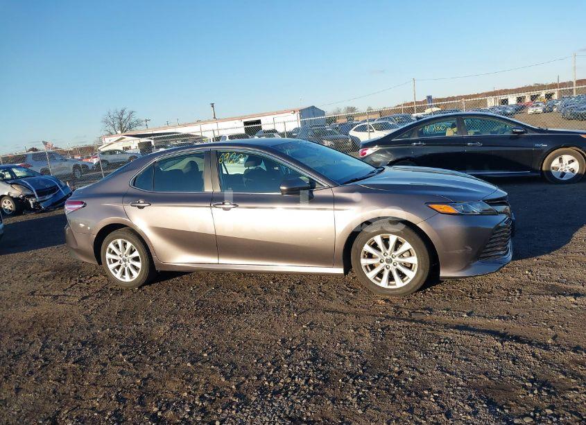 Photo 13 of 2018 Toyota Camry LE (VIN 4T1B11HK9JU119186)