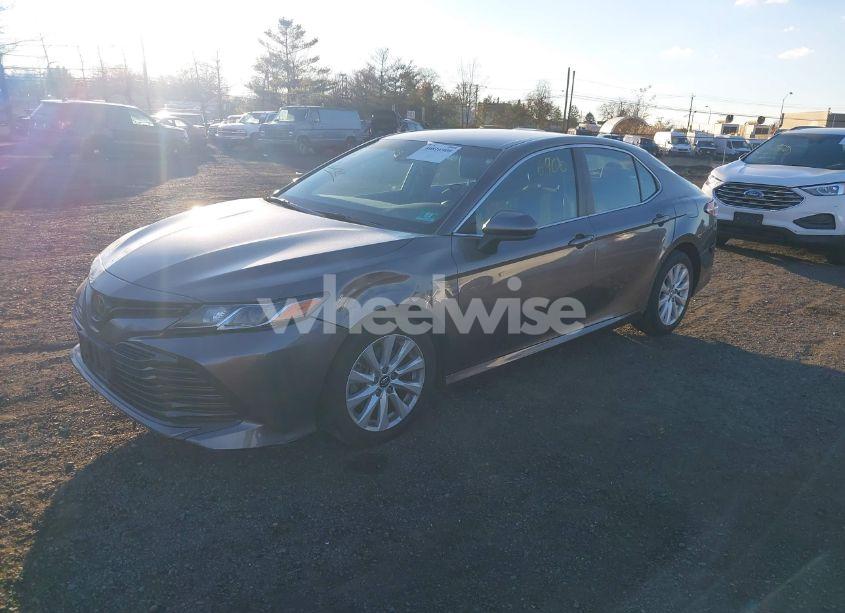 Photo 2 of 2018 Toyota Camry LE (VIN 4T1B11HK9JU119186)