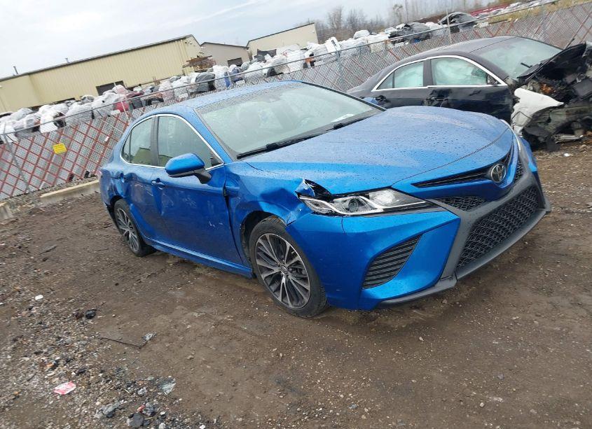2018 Toyota Camry SE (VIN 4T1B11HK9JU129314) main photo