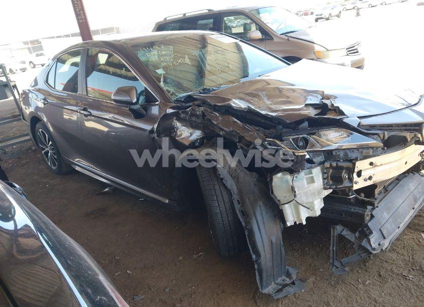 2018 Toyota Camry SE (VIN 4T1B11HK9JU133329) main photo