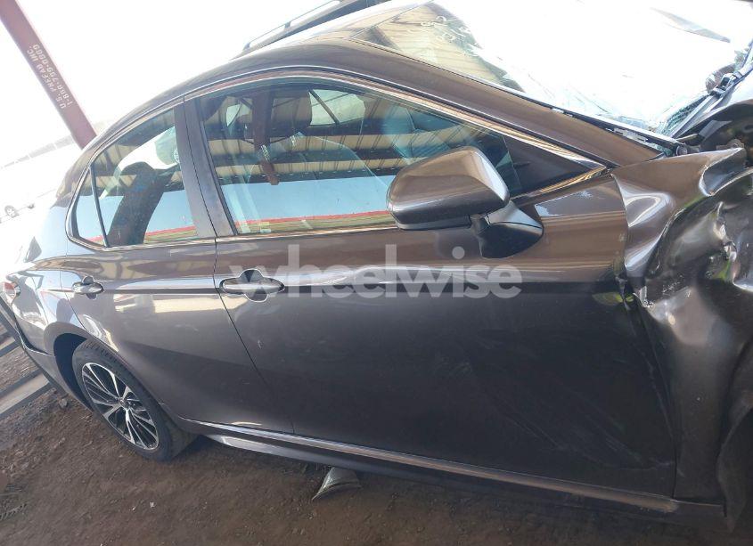 Photo 14 of 2018 Toyota Camry SE (VIN 4T1B11HK9JU133329)