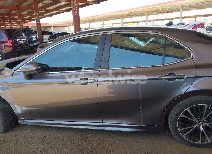 Photo 15 of 2018 Toyota Camry SE (VIN 4T1B11HK9JU133329)