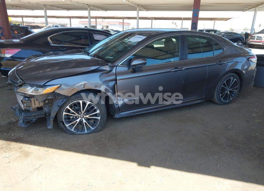 Photo 2 of 2018 Toyota Camry SE (VIN 4T1B11HK9JU133329)