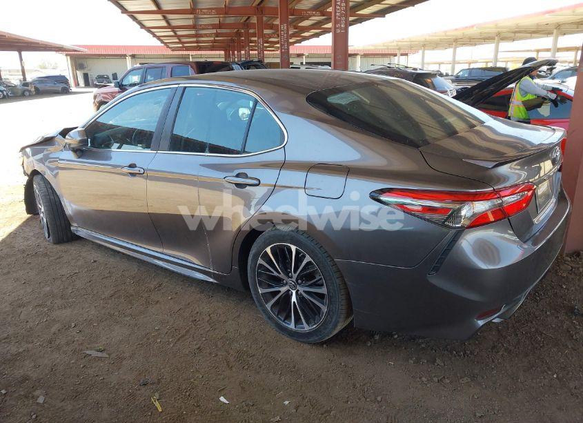 Photo 3 of 2018 Toyota Camry SE (VIN 4T1B11HK9JU133329)