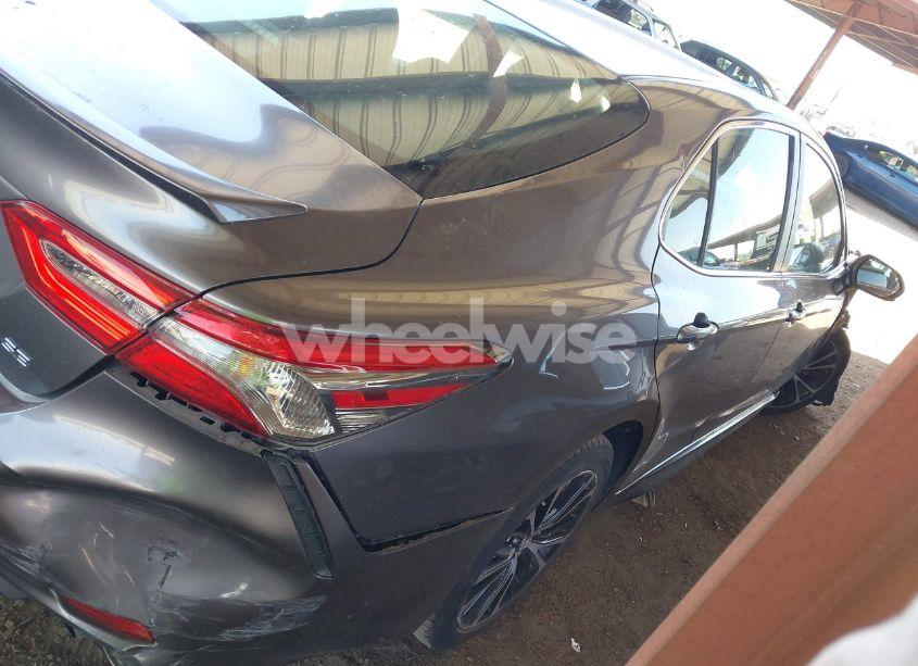 Photo 4 of 2018 Toyota Camry SE (VIN 4T1B11HK9JU133329)