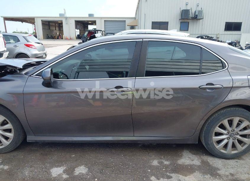 Photo 14 of 2018 Toyota Camry LE (VIN 4T1B11HK9JU138482)