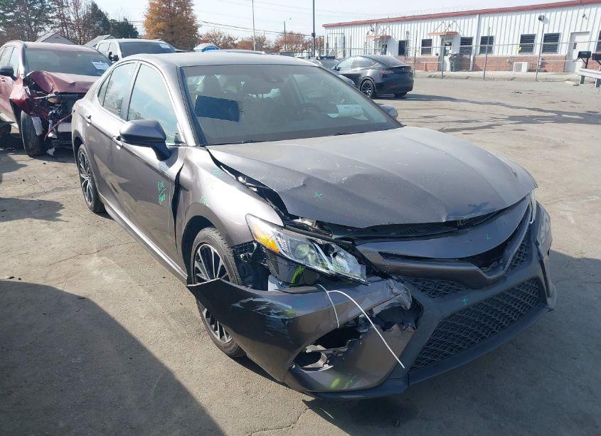 2018 Toyota Camry SE (VIN 4T1B11HK9JU143729) main photo