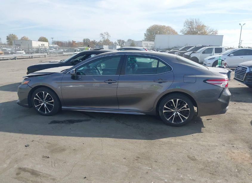 Photo 14 of 2018 Toyota Camry SE (VIN 4T1B11HK9JU143729)