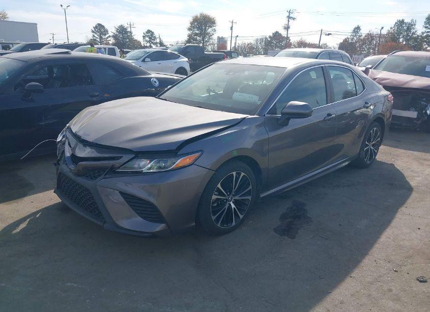Photo 2 of 2018 Toyota Camry SE (VIN 4T1B11HK9JU143729)