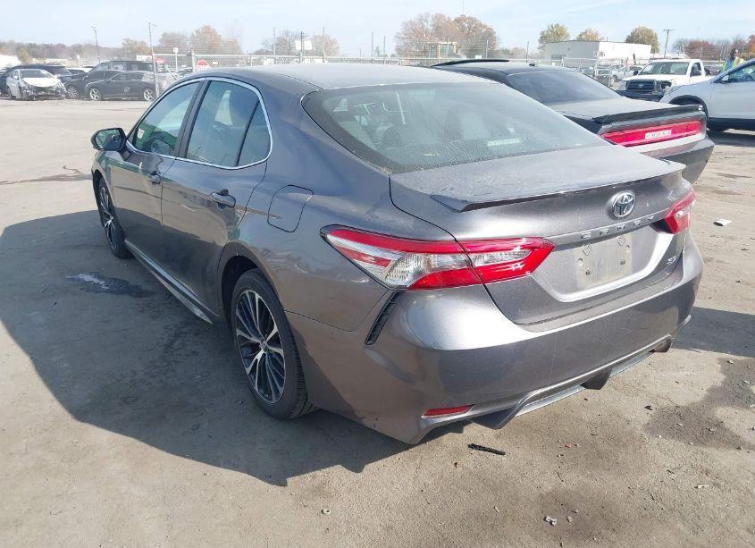 Photo 3 of 2018 Toyota Camry SE (VIN 4T1B11HK9JU143729)