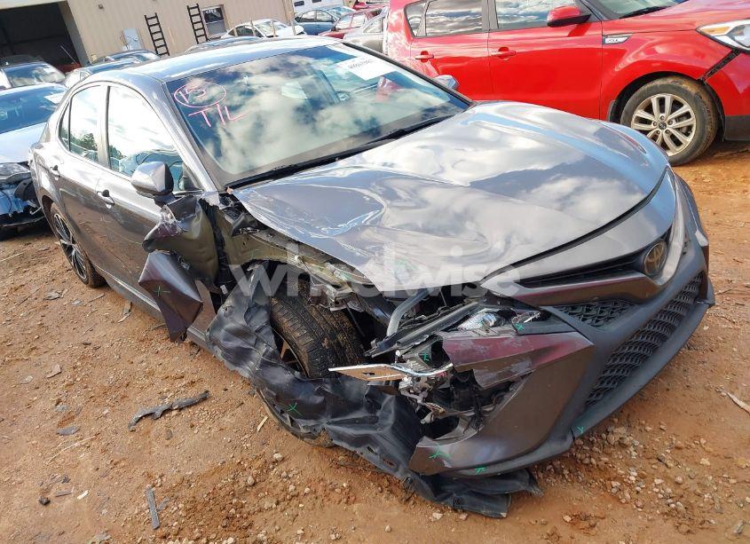 2018 Toyota Camry SE (VIN 4T1B11HK9JU143732) main photo