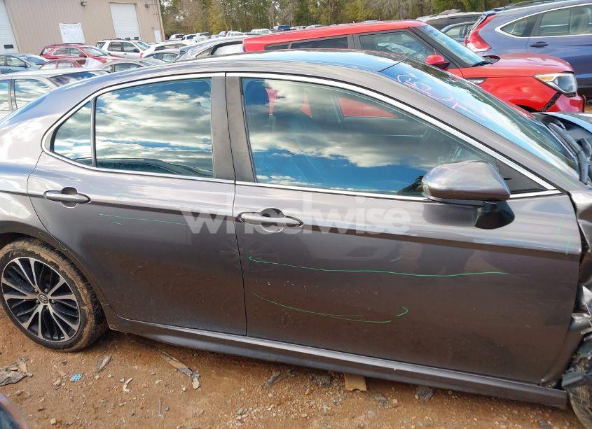 Photo 13 of 2018 Toyota Camry SE (VIN 4T1B11HK9JU143732)