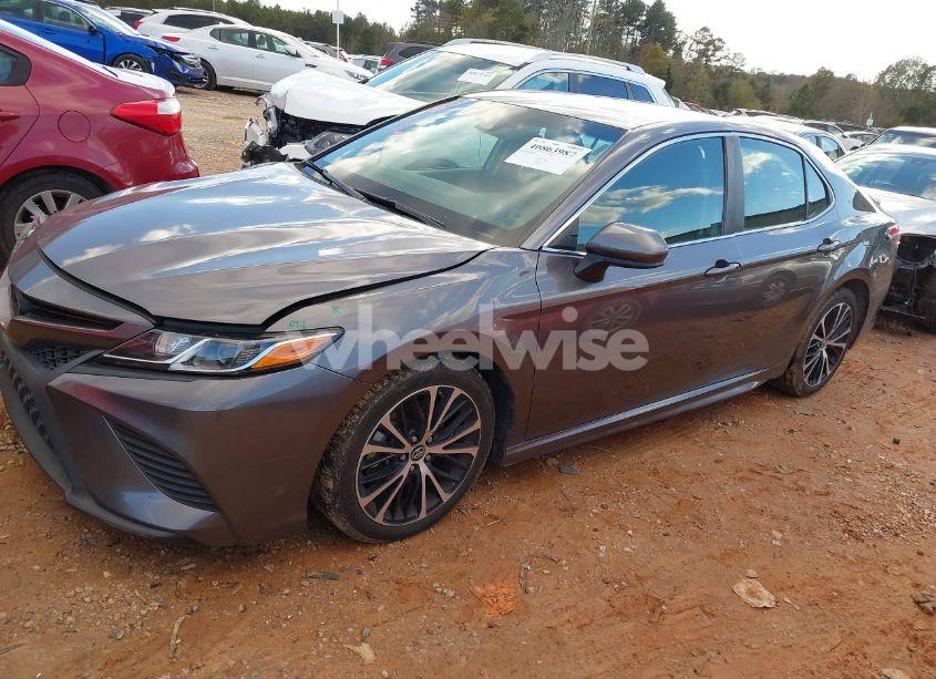 Photo 2 of 2018 Toyota Camry SE (VIN 4T1B11HK9JU143732)