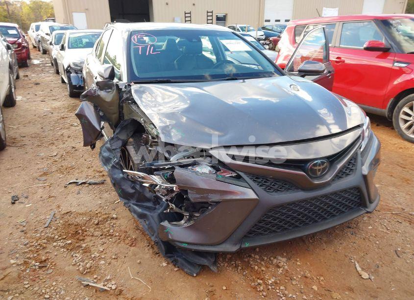 Photo 6 of 2018 Toyota Camry SE (VIN 4T1B11HK9JU143732)