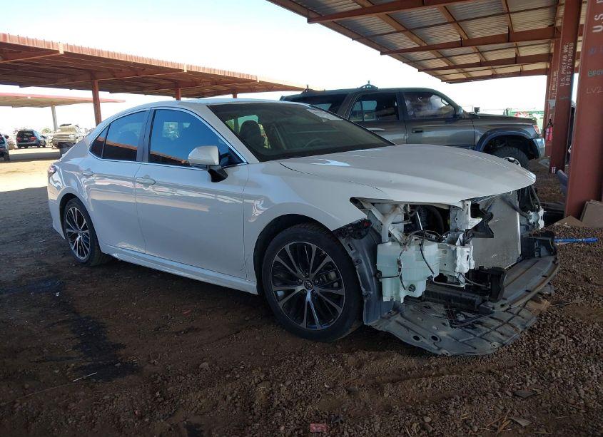 2018 Toyota Camry SE (VIN 4T1B11HK9JU145741) main photo