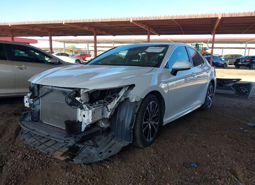 Photo 2 of 2018 Toyota Camry SE (VIN 4T1B11HK9JU145741)