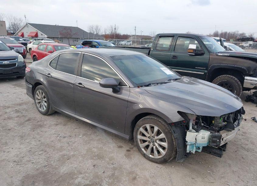 2018 Toyota Camry LE (VIN 4T1B11HK9JU149207) main photo