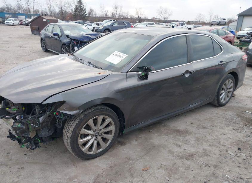 Photo 2 of 2018 Toyota Camry LE (VIN 4T1B11HK9JU149207)