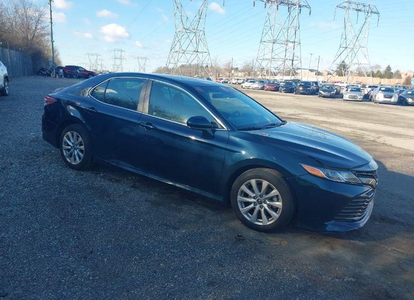 2018 Toyota Camry LE (VIN 4T1B11HK9JU509382) main photo