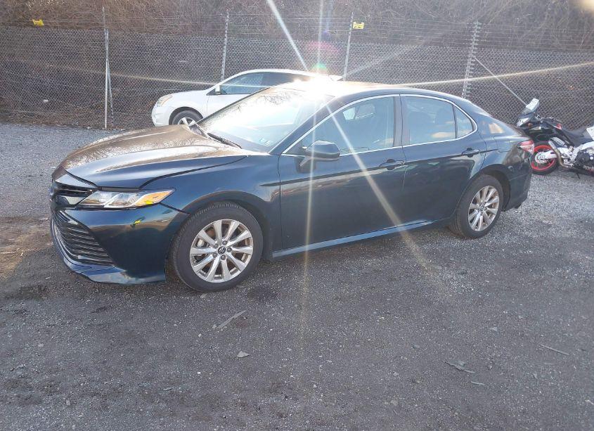 Photo 2 of 2018 Toyota Camry LE (VIN 4T1B11HK9JU509382)