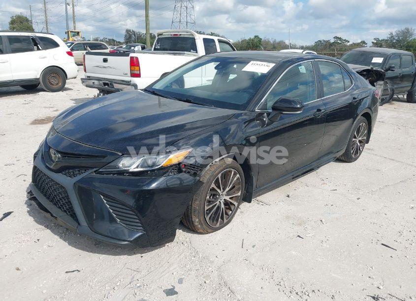 Photo 2 of 2018 Toyota Camry SE (VIN 4T1B11HK9JU525470)