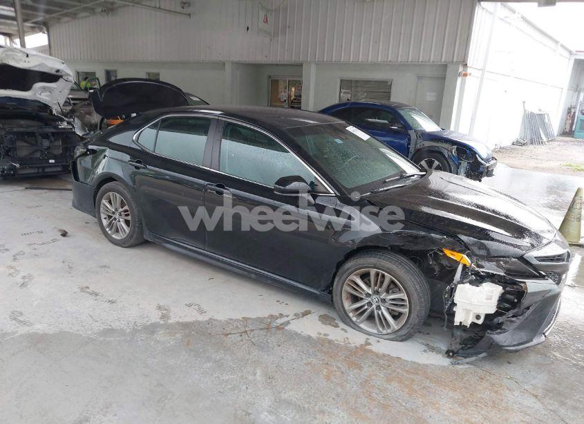 2018 Toyota Camry SE (VIN 4T1B11HK9JU537571) main photo