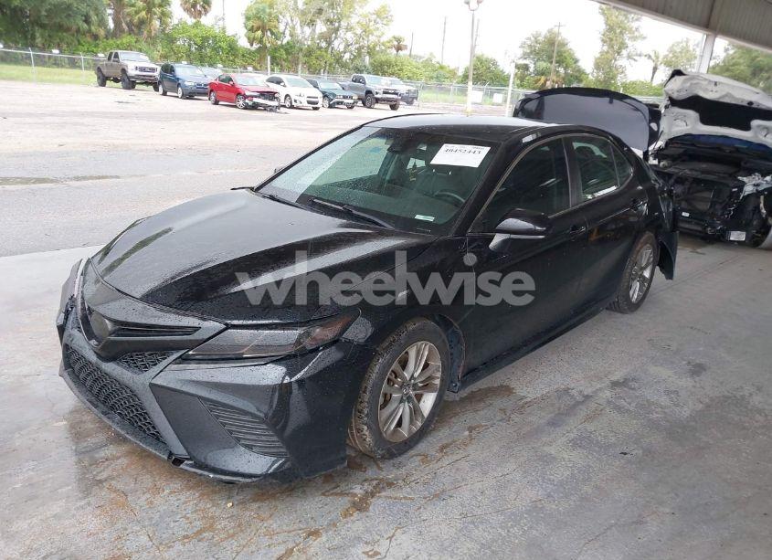 Photo 2 of 2018 Toyota Camry SE (VIN 4T1B11HK9JU537571)