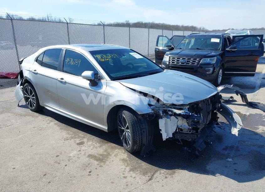 2018 Toyota Camry SE (VIN 4T1B11HK9JU553348) main photo