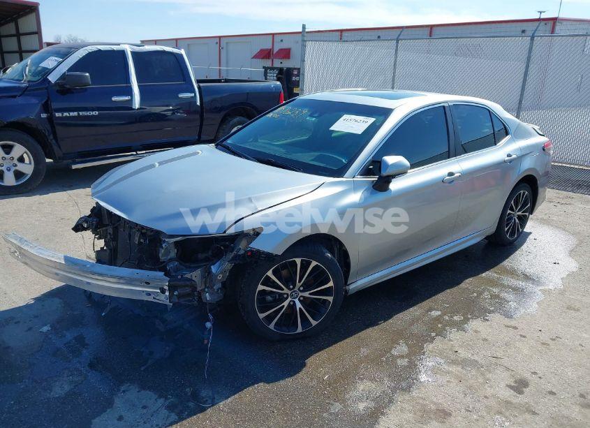 Photo 2 of 2018 Toyota Camry SE (VIN 4T1B11HK9JU553348)