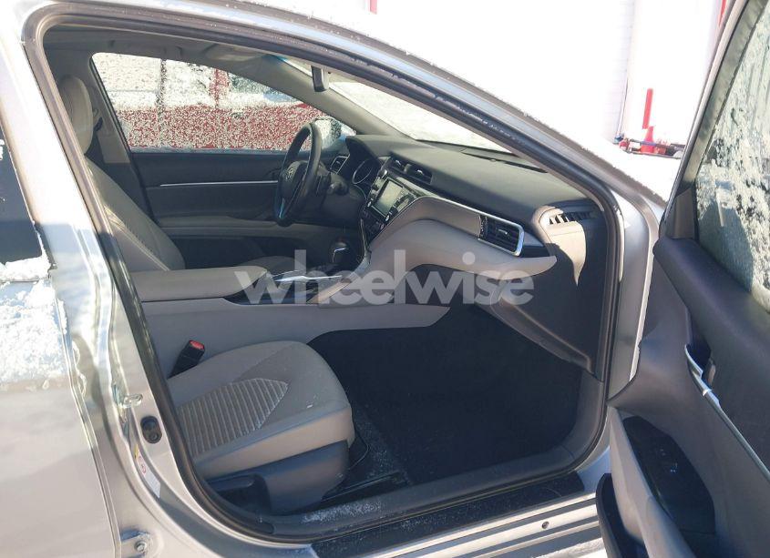 Photo 5 of 2018 Toyota Camry SE (VIN 4T1B11HK9JU553348)