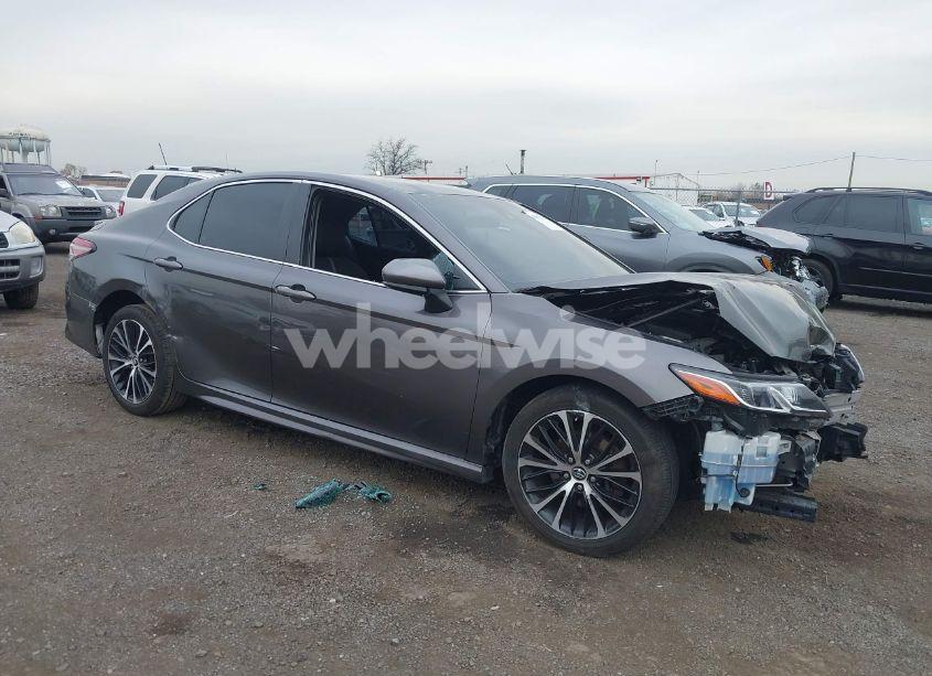 2018 Toyota Camry SE (VIN 4T1B11HK9JU564480) main photo