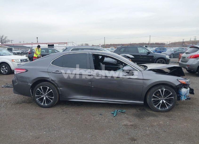 Photo 13 of 2018 Toyota Camry SE (VIN 4T1B11HK9JU564480)