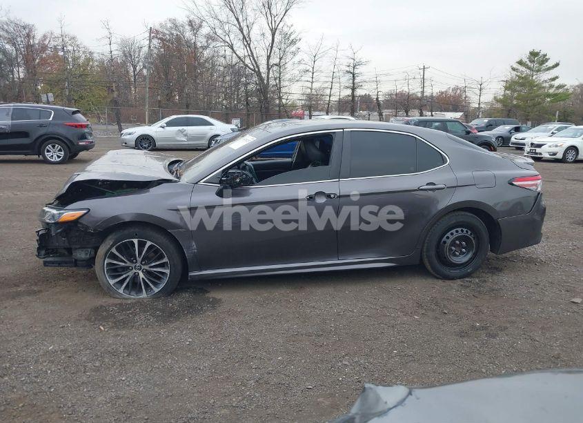 Photo 14 of 2018 Toyota Camry SE (VIN 4T1B11HK9JU564480)