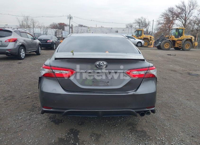 Photo 16 of 2018 Toyota Camry SE (VIN 4T1B11HK9JU564480)