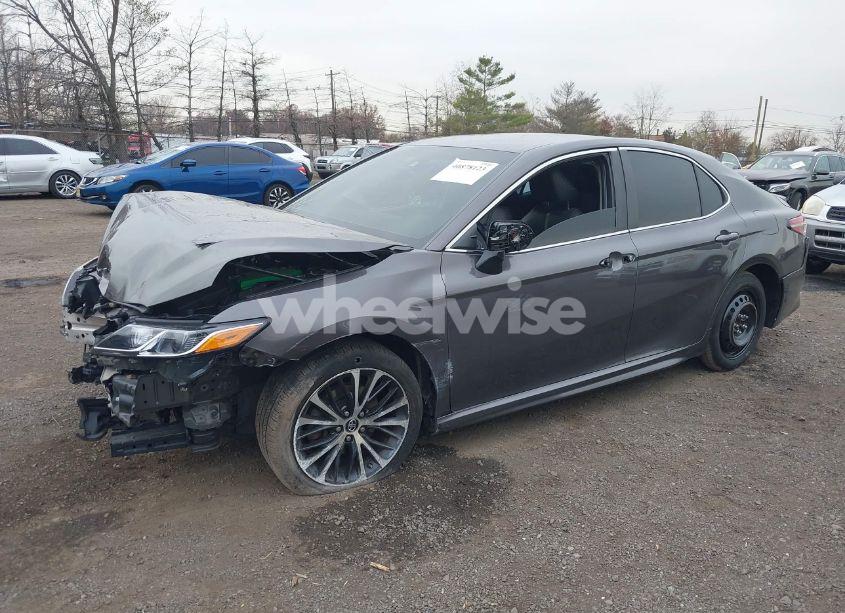 Photo 2 of 2018 Toyota Camry SE (VIN 4T1B11HK9JU564480)