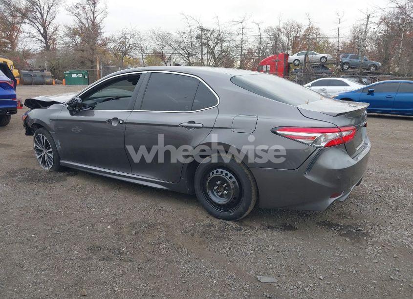 Photo 3 of 2018 Toyota Camry SE (VIN 4T1B11HK9JU564480)