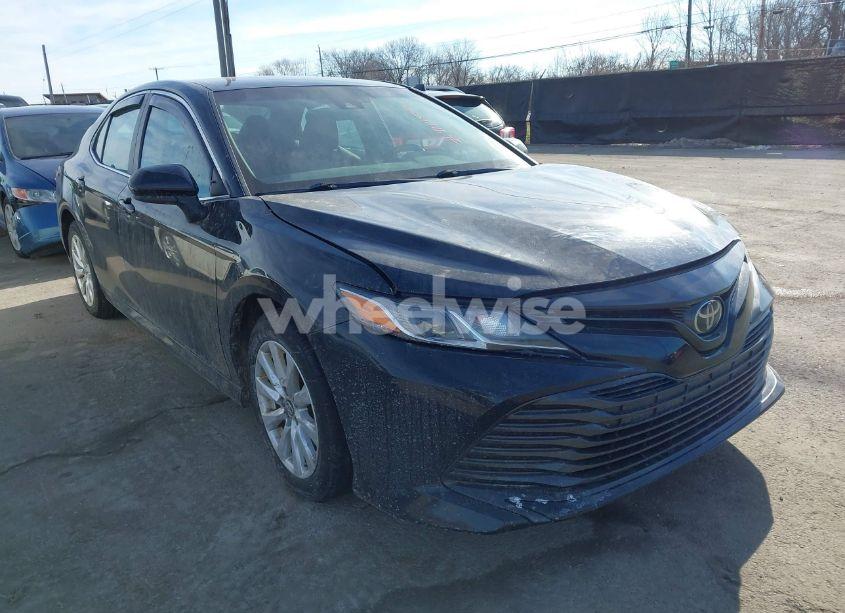 2018 Toyota Camry LE (VIN 4T1B11HK9JU576063) main photo