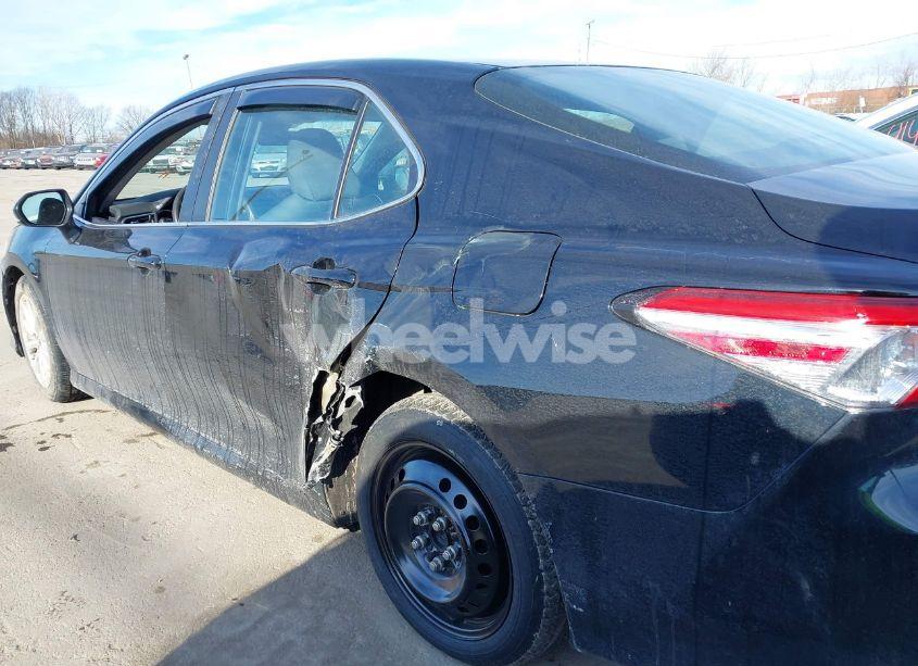 Photo 14 of 2018 Toyota Camry LE (VIN 4T1B11HK9JU576063)