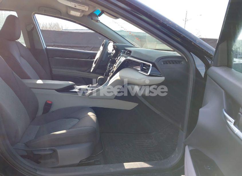 Photo 5 of 2018 Toyota Camry LE (VIN 4T1B11HK9JU576063)