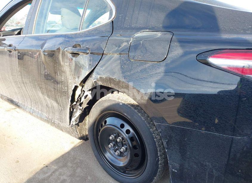 Photo 6 of 2018 Toyota Camry LE (VIN 4T1B11HK9JU576063)