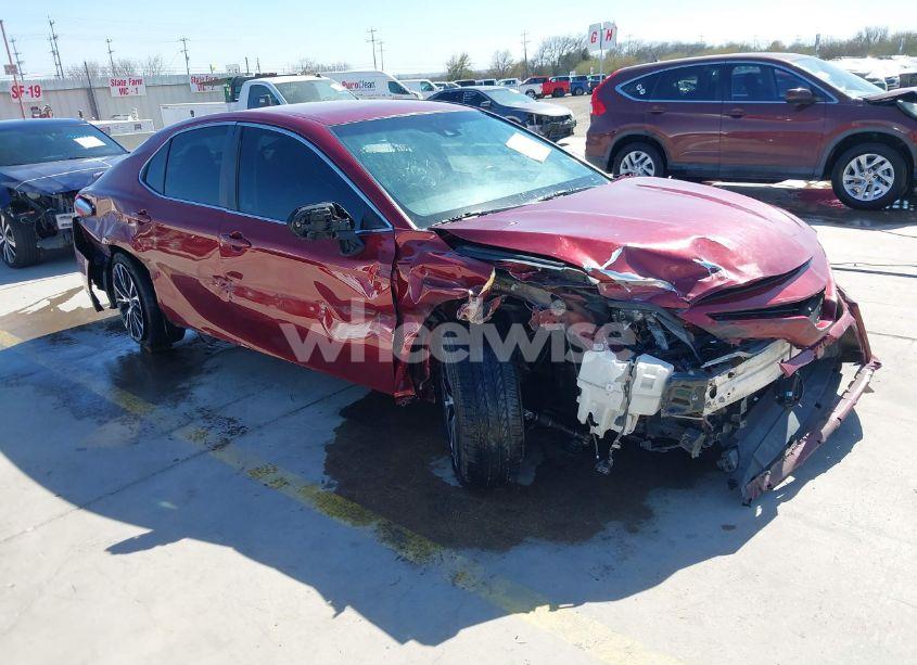 2018 Toyota Camry SE (VIN 4T1B11HK9JU583160) main photo