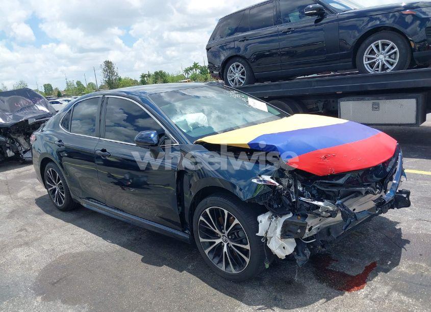 2018 Toyota Camry SE (VIN 4T1B11HK9JU589749) main photo