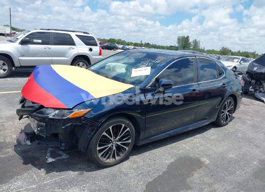 Photo 2 of 2018 Toyota Camry SE (VIN 4T1B11HK9JU589749)