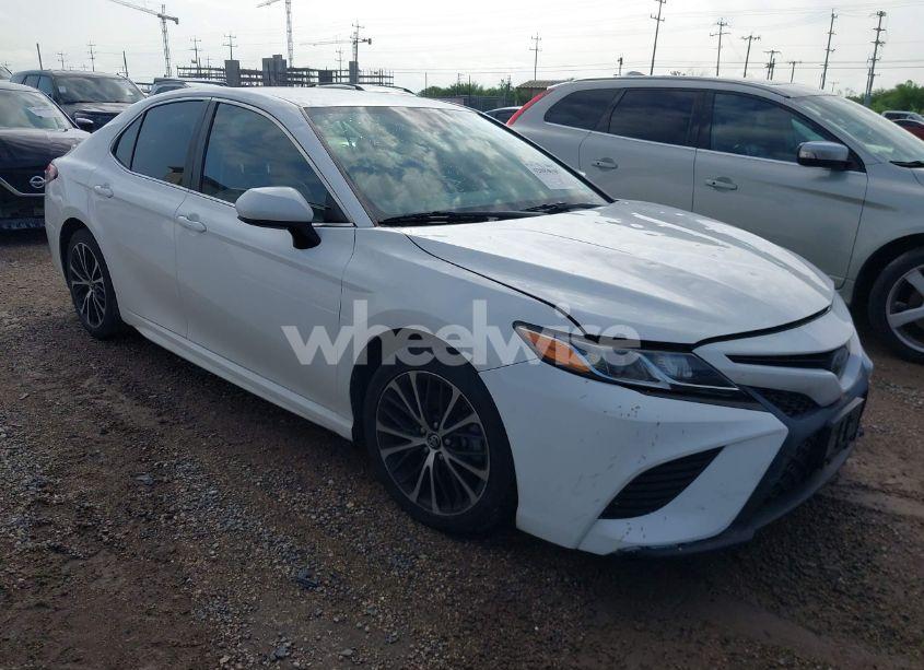 2018 Toyota Camry SE (VIN 4T1B11HK9JU591372) main photo