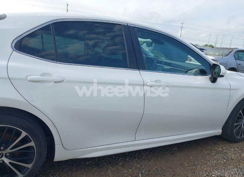 Photo 13 of 2018 Toyota Camry SE (VIN 4T1B11HK9JU591372)