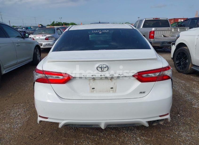 Photo 16 of 2018 Toyota Camry SE (VIN 4T1B11HK9JU591372)