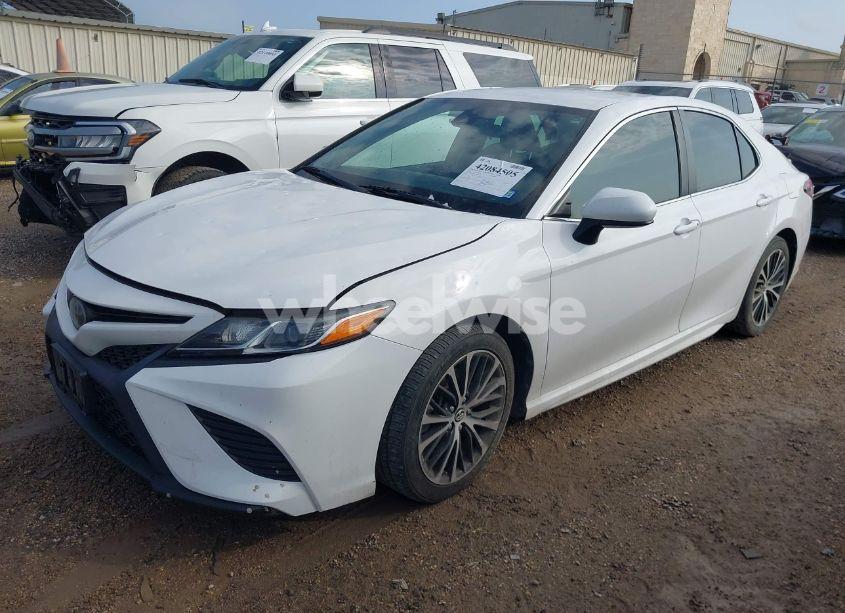 Photo 2 of 2018 Toyota Camry SE (VIN 4T1B11HK9JU591372)