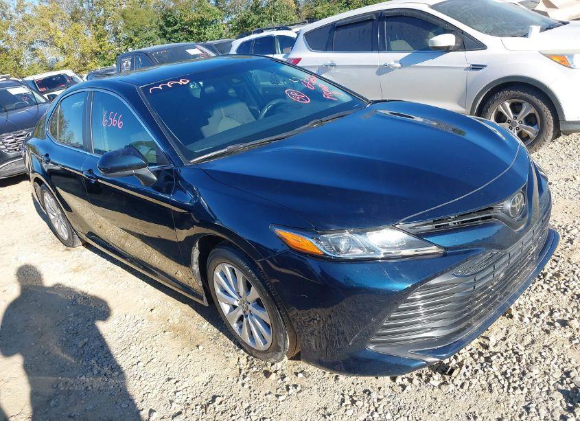 2018 Toyota Camry LE (VIN 4T1B11HK9JU599259) main photo